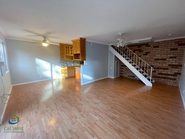 Building Photo - $2795- 2 Bed/1 Bath Remodeled two Story To...