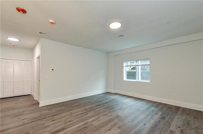 Building Photo - 10 W Goepp St