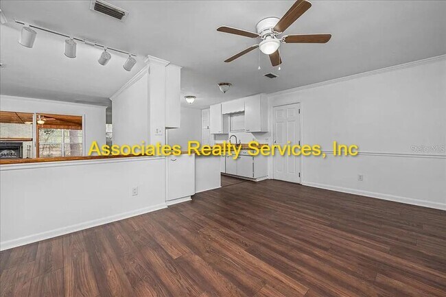 Building Photo - Suburban Heights-4 bedroom/ 2 bath