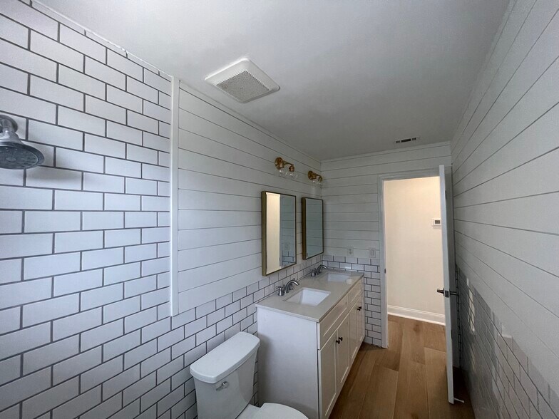 Main Bathroom - 7399 SE Flamingo Way