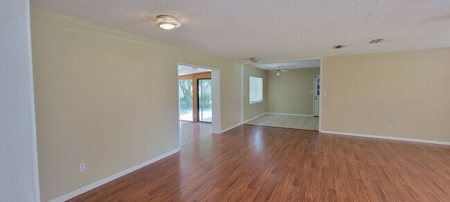 Building Photo - 4/2 (Madison Park) Nice home in quiet neighborhood