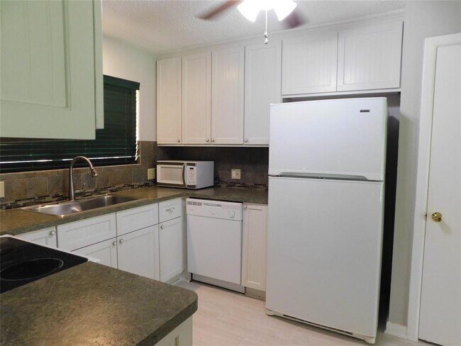 Building Photo - 9710 Pine Lake Dr