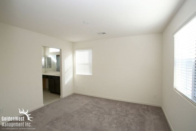 Building Photo - Modern 3Bdm 2.5Ba Two-Story Home in the Heart of Las Vegas