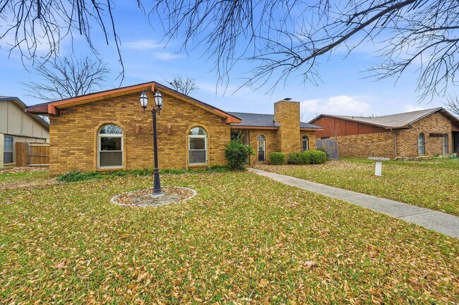 Building Photo - Charming 3-Bed Brick Home with Spacious Layout, Updated Floors & Cozy Fireplace in Grand Prairie