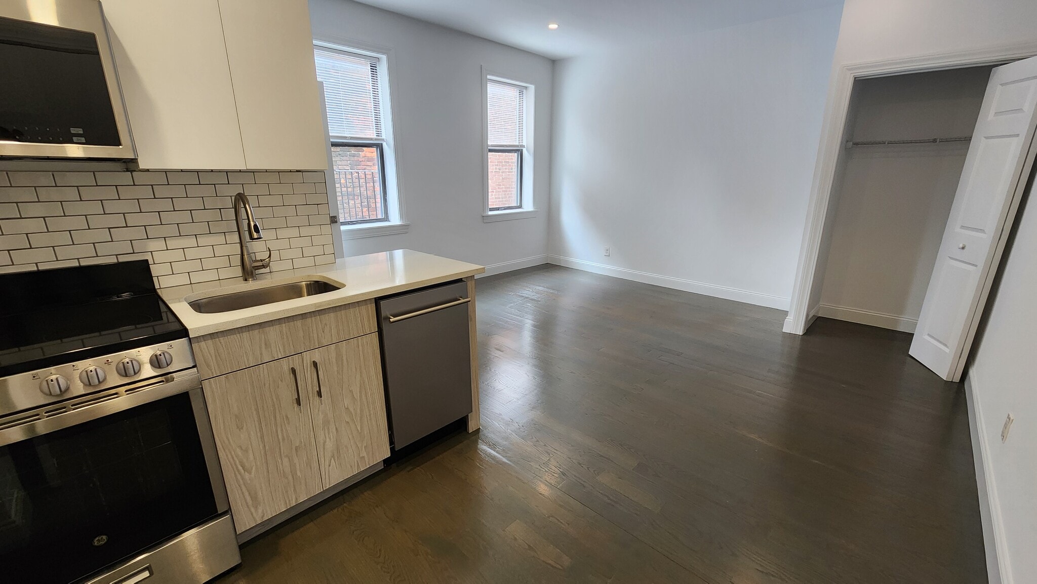 Building Photo - 52 Queensberry St