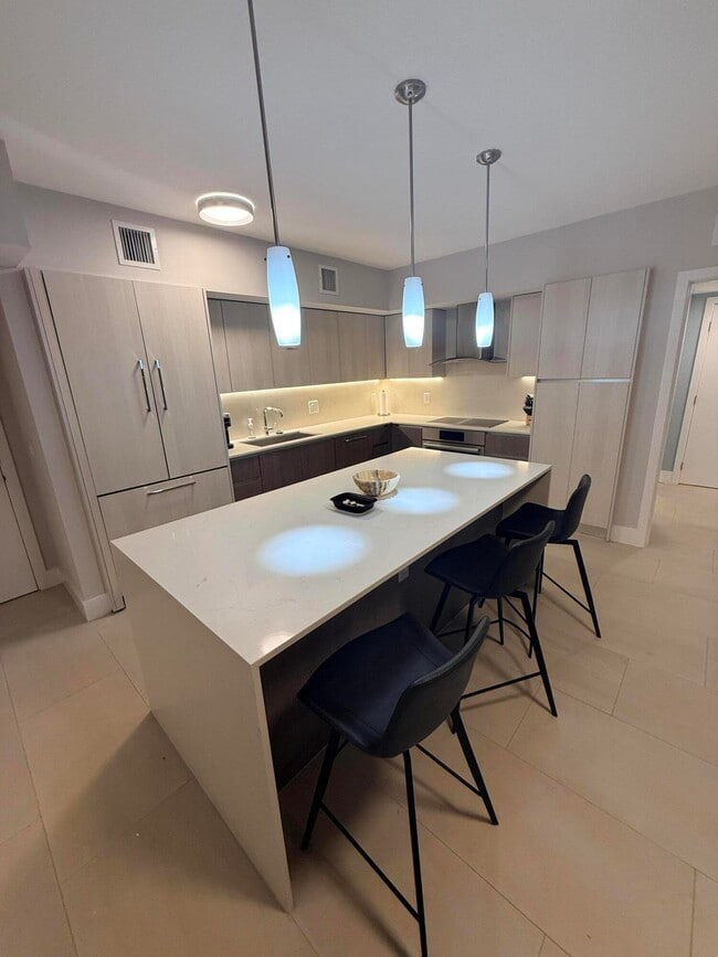 Building Photo - 111 SE 1st Ave