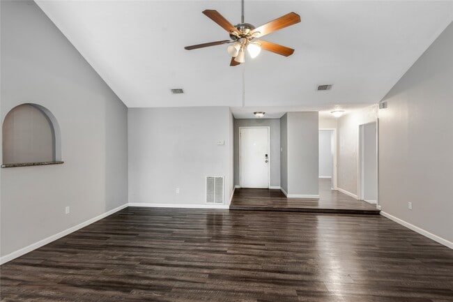 Building Photo - 16962 Glen Eagle Dr N