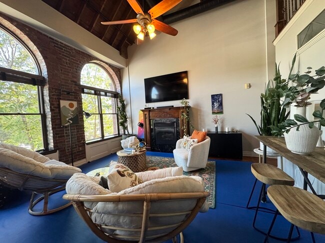 Building Photo - 1715 Summit St