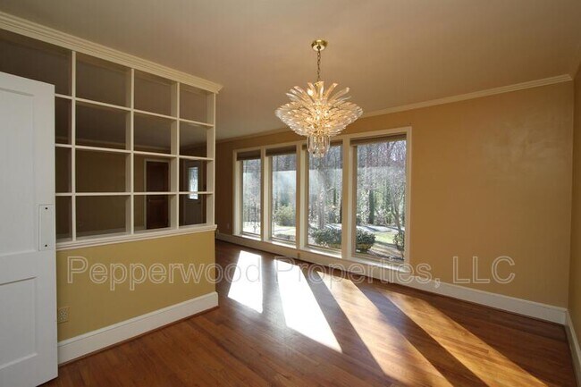 Building Photo - 327 N Park Dr