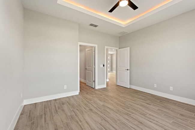 Building Photo - 123 Tulip Ln