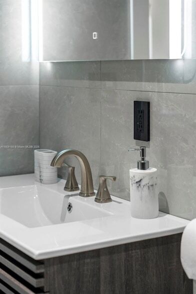 Building Photo - 1101 N 14th Ave