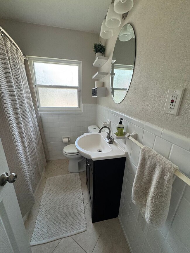 Building Photo - Charming Home, Fenced Backyard, Near Downtown