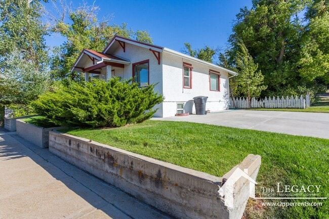 Primary Photo - 1203 E 5th St