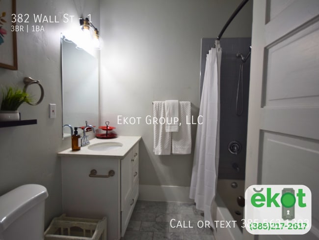 Building Photo - 382 Wall St