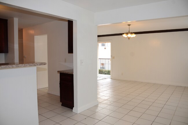 Building Photo - 1218 N Park Western Dr