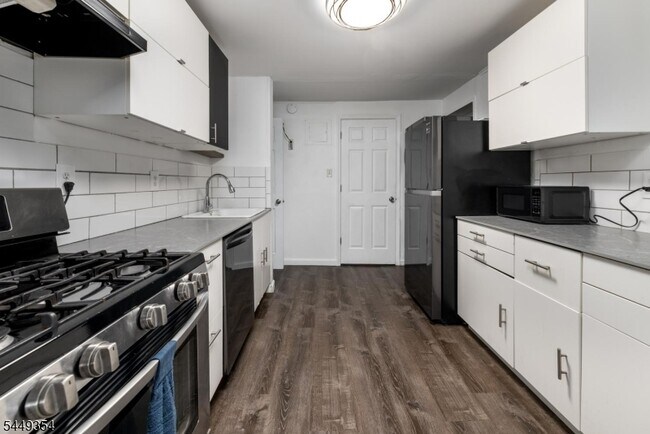 Building Photo - 35 Bayonne Dr