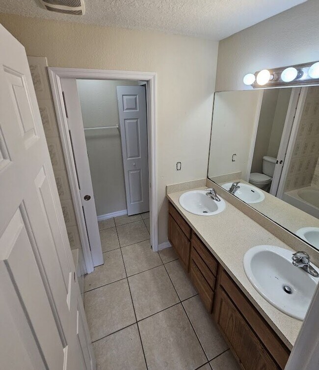 Building Photo - Albatross Dr-539