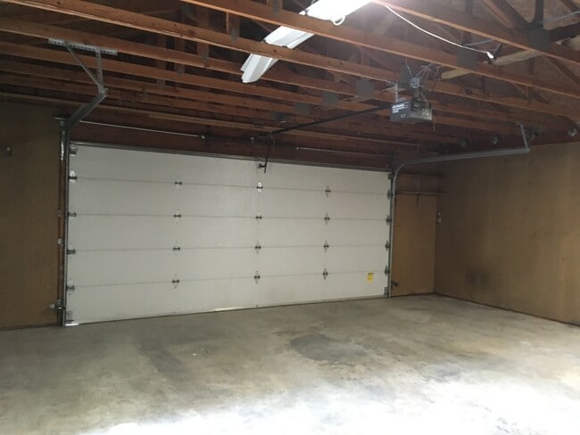 Building Photo - Charming 2 Bedroom 1 Bath Home
