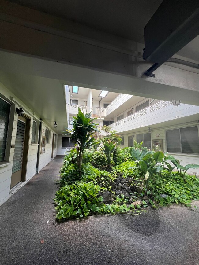 Building Photo - 2 bedroom, 1 bath, 1 parking in Makiki!