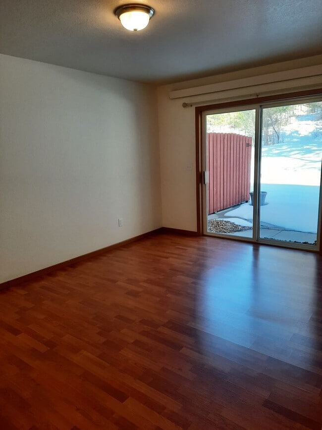 Building Photo - 2 BED | 2 BATH | TOWNHOME | SINGLE GARAGE ...