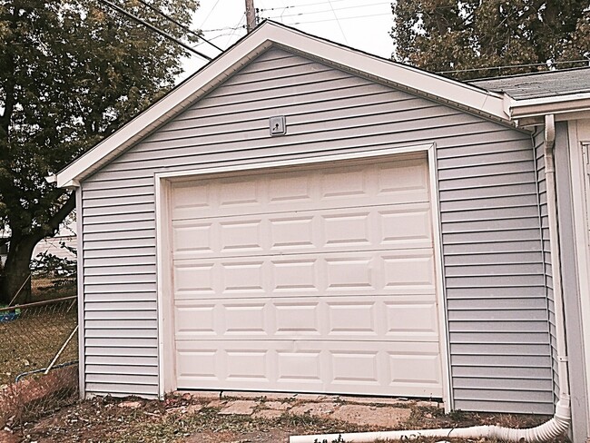 Building Photo - 2 bedroom/ 1 bathroom ranch with porch on ...