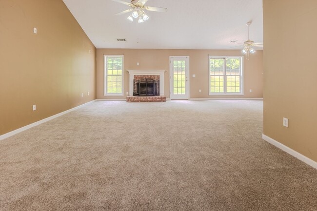 Building Photo - Beautiful 4 Bedroom Home on Large Private Lot in Hoschton