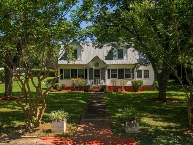 Building Photo - "Charming 3-Bedroom Home with Hardwood Floors & 2 Full Baths in Bessemer City – 1758 Sq Ft of Com...