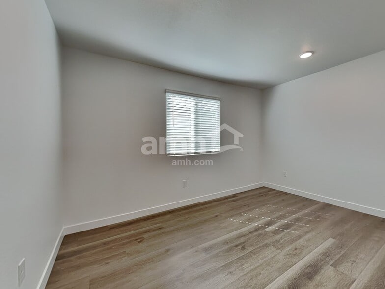Building Photo - 9721 W Tamarisk Ave
