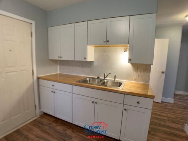 Building Photo - Cute 2 Bedroom Lower Unit
