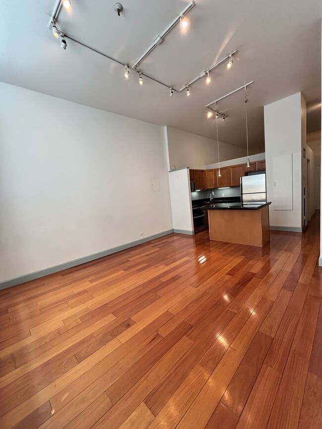 Building Photo - Historic Downtown Loft with Vaulted Ceilings | Walk to LoDo & Union Station! Available Now!!