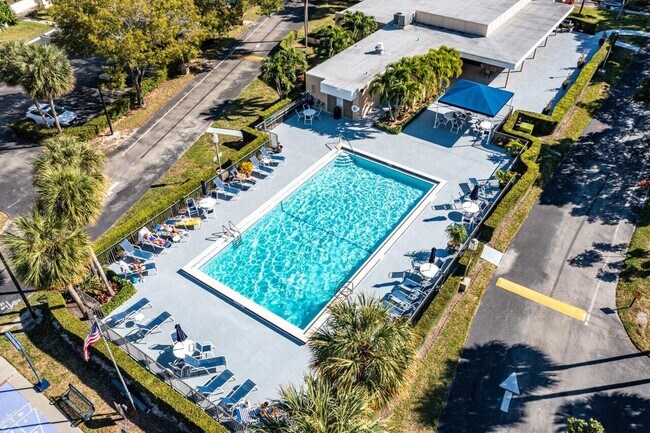 Building Photo - 2420 Deer Creek Country Club Blvd