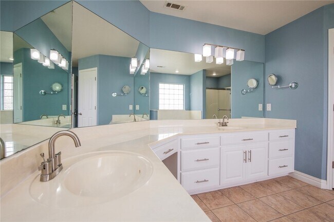 Building Photo - 14198 Rolling Hills Dr