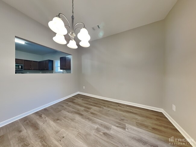 Building Photo - 528 Tulip Ln