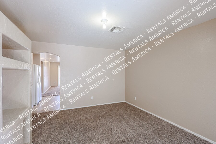 Building Photo - 12122 W Bloomfield Rd