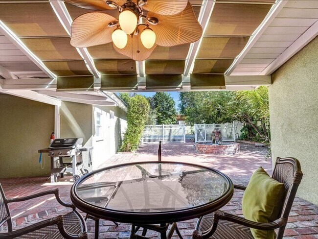 Building Photo - Welcome to this charming 3-bedroom, 2-bath...