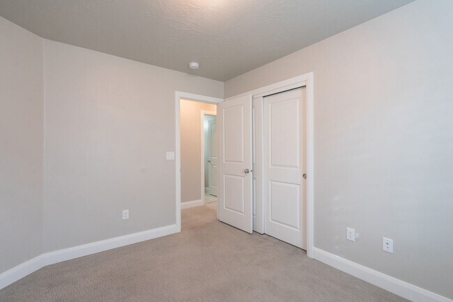 Building Photo - Newer Home in Prime Location with Spacious Layout & Two Living Areas