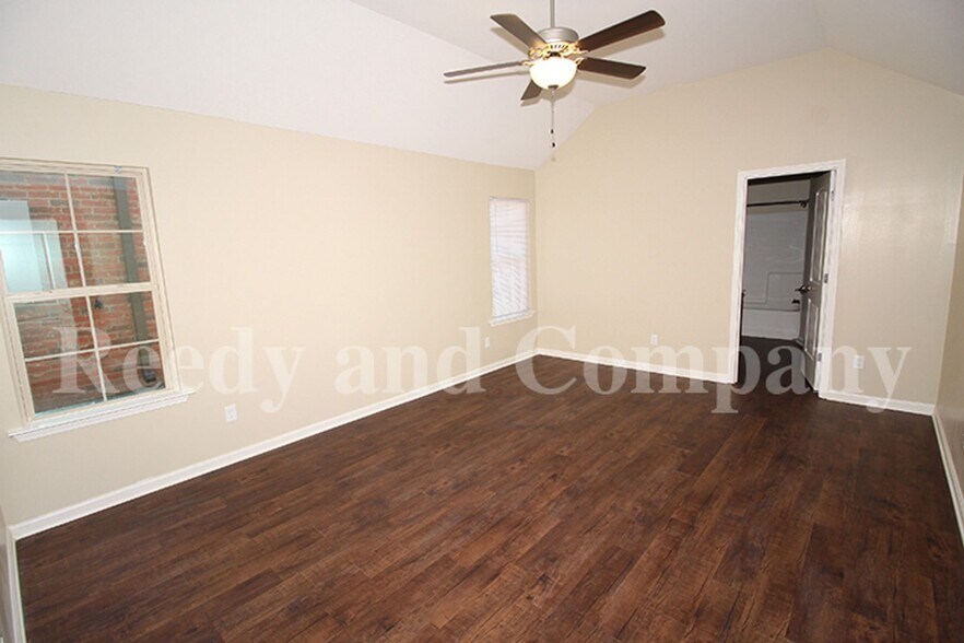 Building Photo - 5023 Acorn Dr