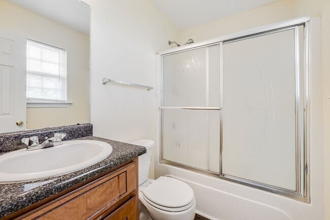 Building Photo - Move-In Ready 3-Bedroom Home with Fenced Backyard in Guyton!