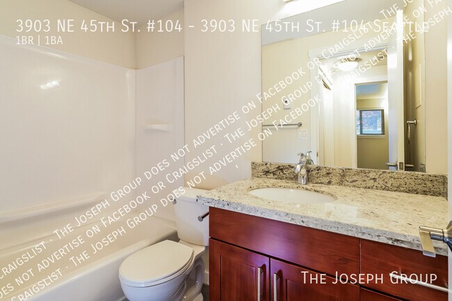 Building Photo - 3903 NE 45th St