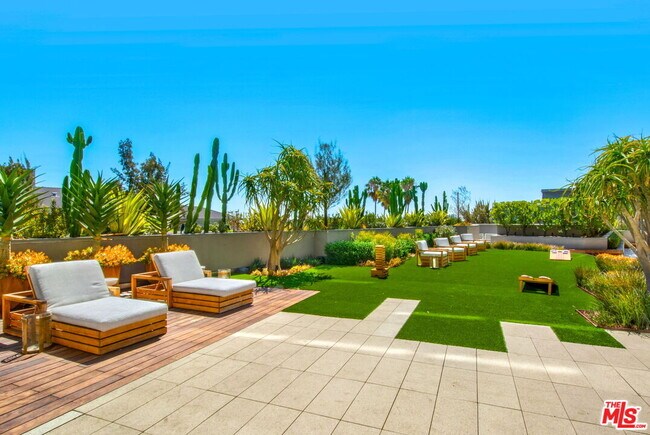 Building Photo - 8420 W Sunset Blvd