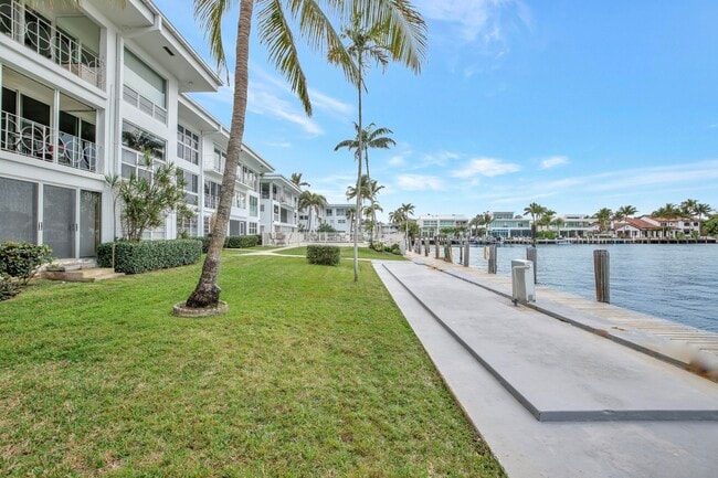 Building Photo - 2727 Yacht Club Blvd