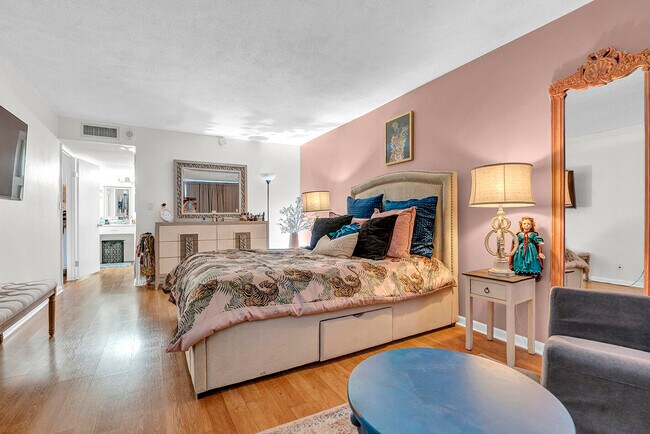 Building Photo - 1904 S Ocean Dr