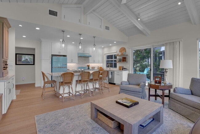 Building Photo - 320 S Ocean Blvd