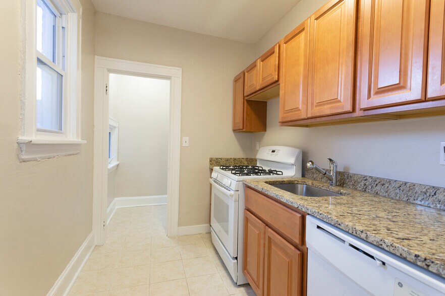 Kitchen with pantry - 300 E 32nd St