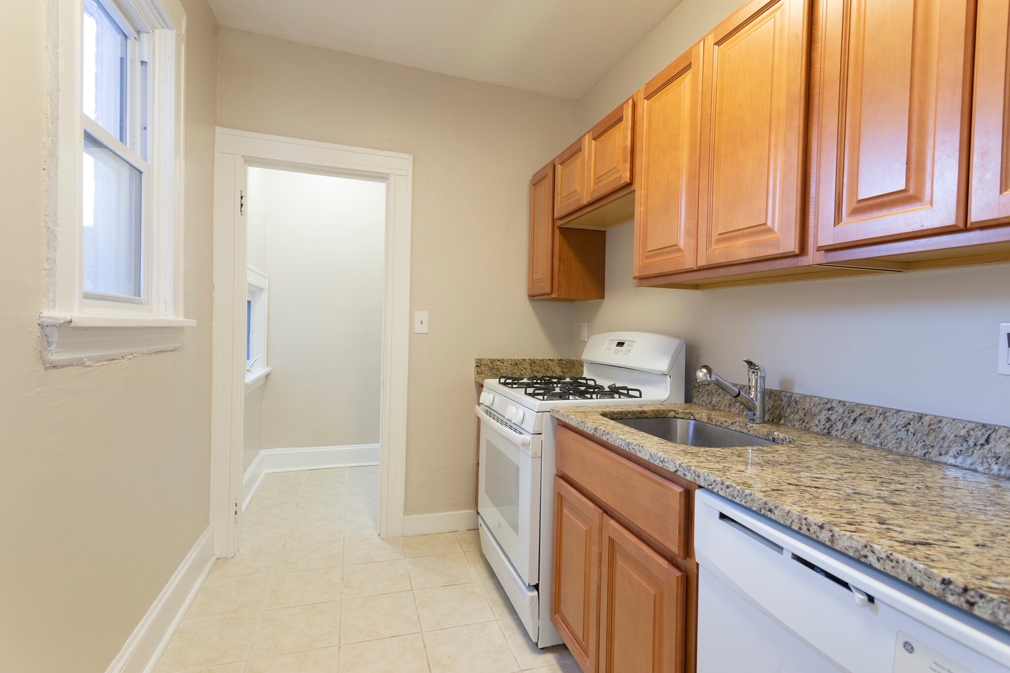 Kitchen with pantry - 300 E 32nd St