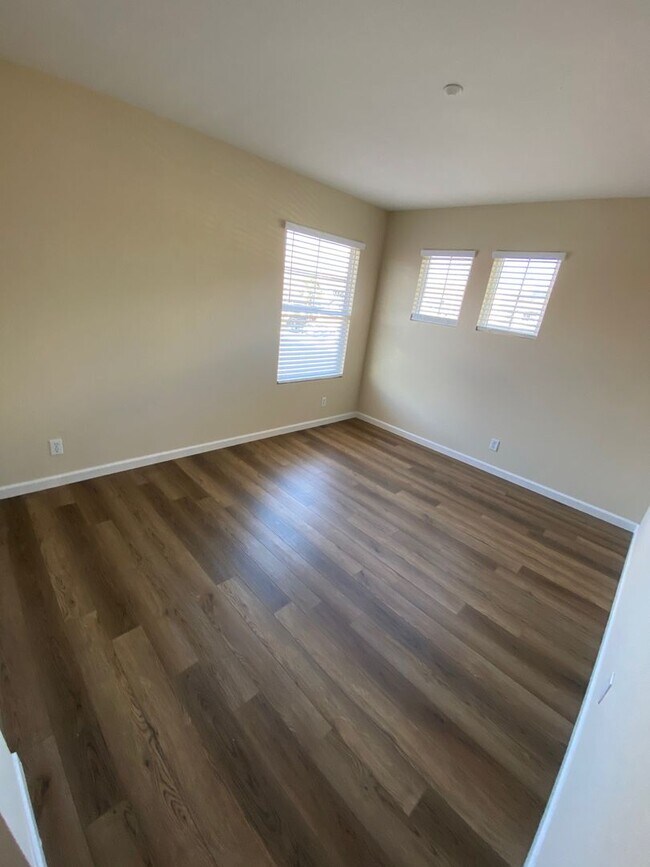 Building Photo - 4 Bed 3 Bath In Brentwood (Recently Updated)