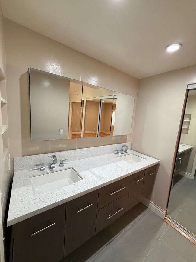 Building Photo - Beautiful 3 Bedroom Home in Avocado Heights