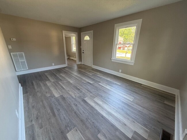 Building Photo - 221 Spruce St W