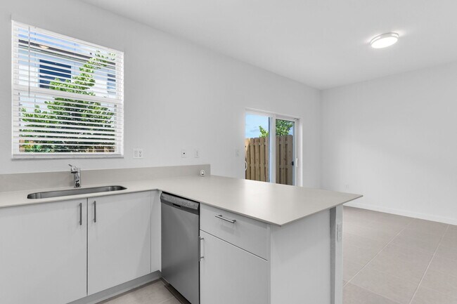 Building Photo - 2665 SE 28th St