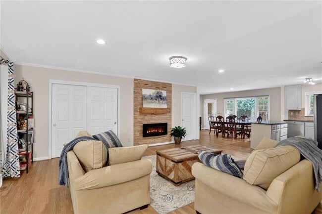 Building Photo - 2560 Skyland Trail NE